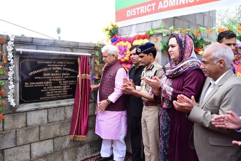 LtGovernorManojSinhainaugurateslaysfoundationstonesforseveralkeyprojectsinBaramulla9 copy 800x533 1