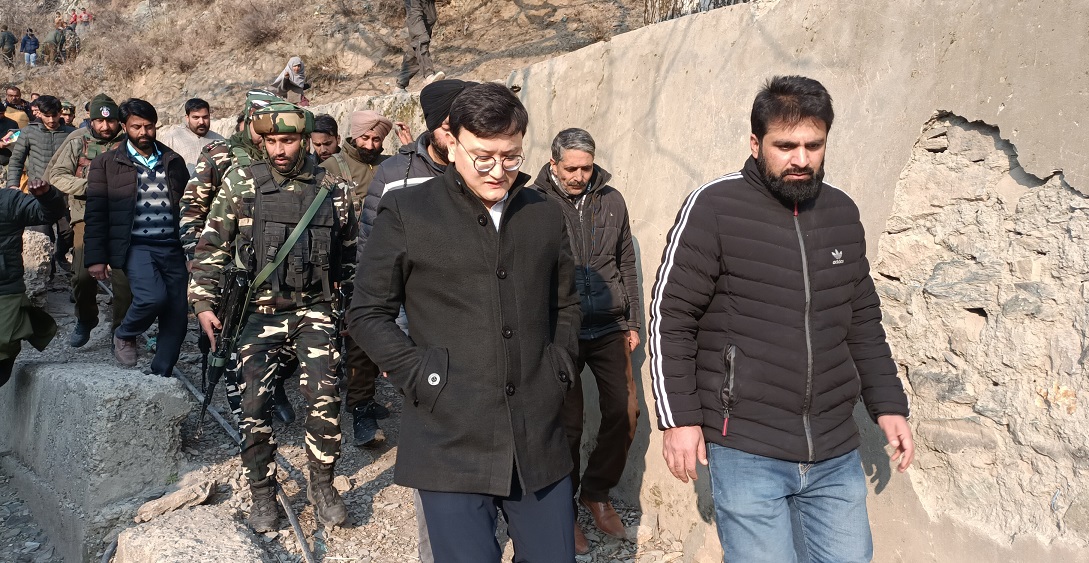 DC Bla conducts extensive tour of border villages of Uri Sub Division