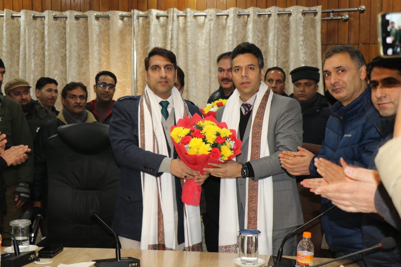 District Administration Srinagar accord emotional adieu to outgoing District Magistrate Aijaz Asad