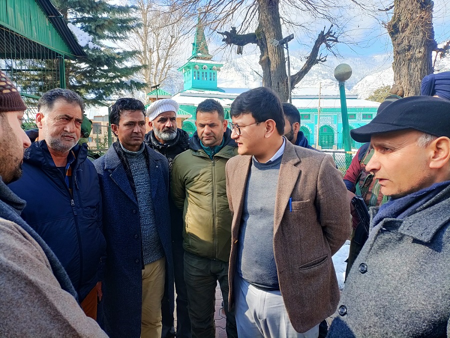 DC Bla visits Hazrat Janbaz wali RA Shrine