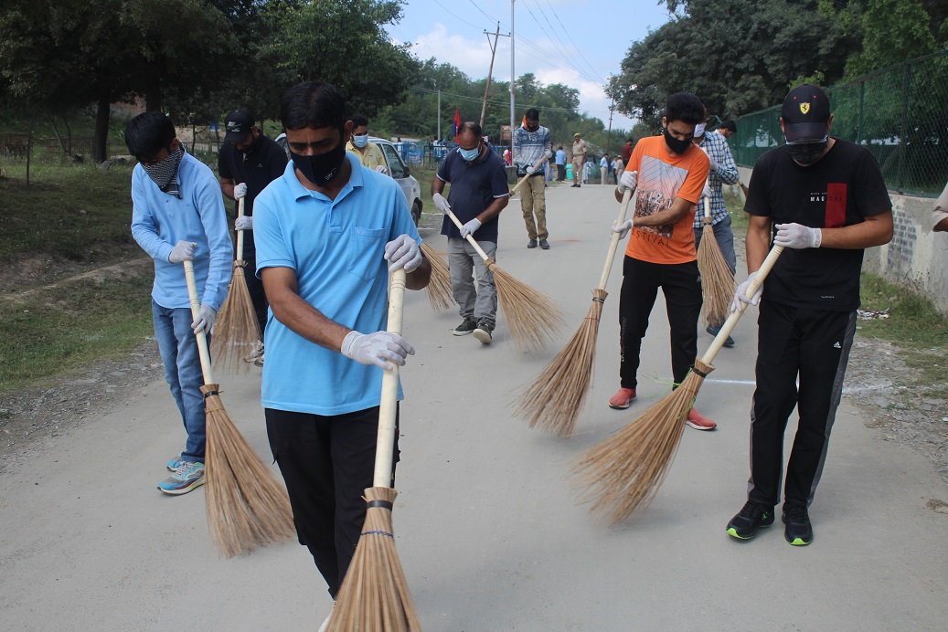 Swachh Bharat Mission IRP 21st Bn. APC Parihaspora conducts Cleanliness Drive at Yakhmanpora village of Singhpora